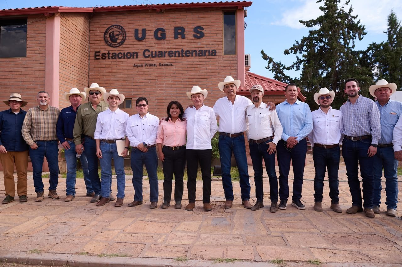 Autoridades estatales y representantes del sector ganadero frente a la Estación Cuarentenaria de la UGRS en Agua Prieta
