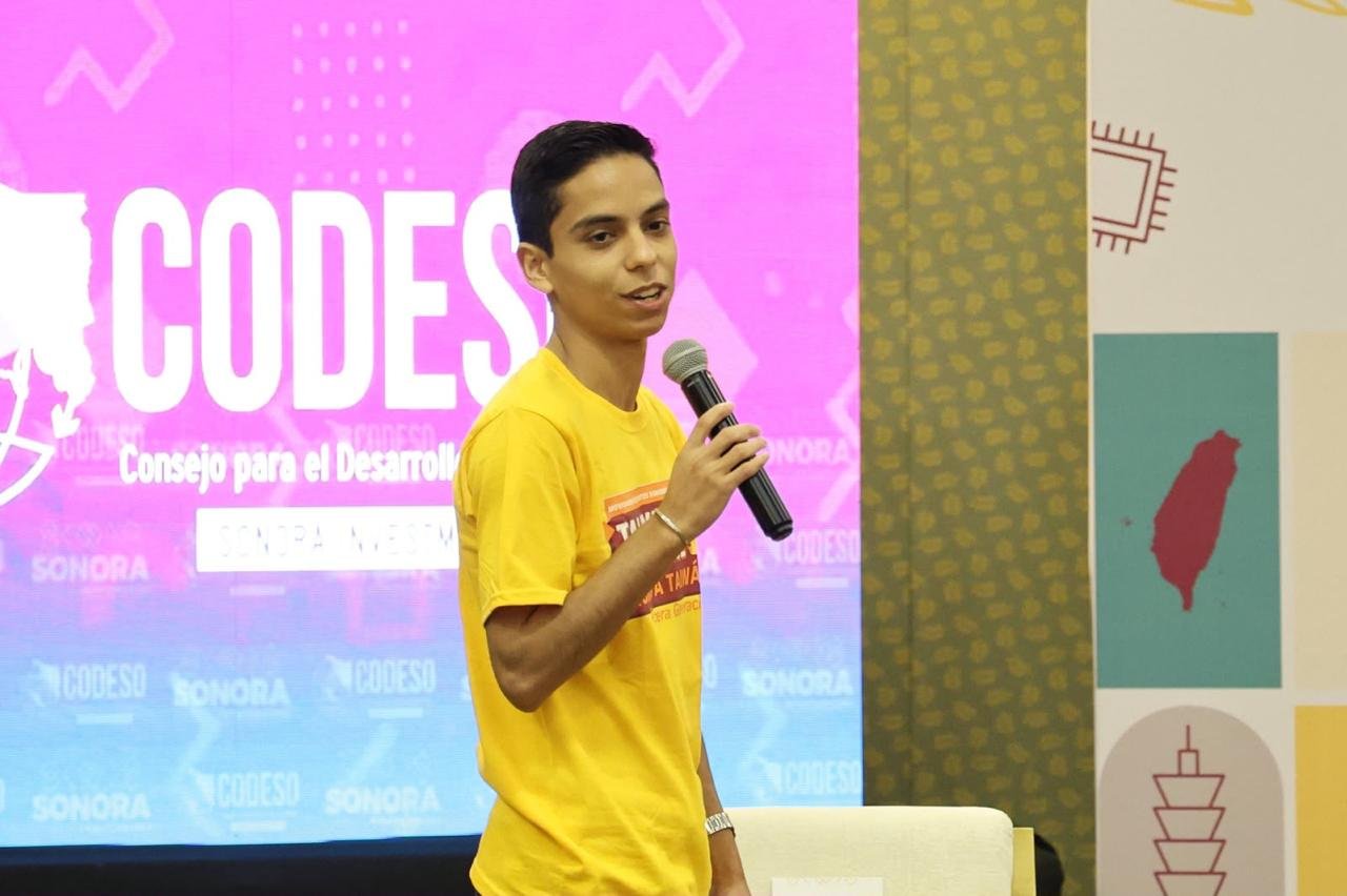 Un estudiante sonorense participa con un mensaje durante el Encuentro de Talento Sonorense Rumbo a Taiwán, frente al logotipo del Codeso