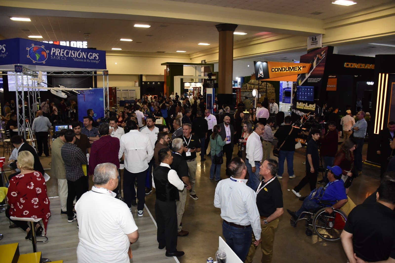 Asistentes al Congreso Internacional Minero Sonora recorriendo la exposición