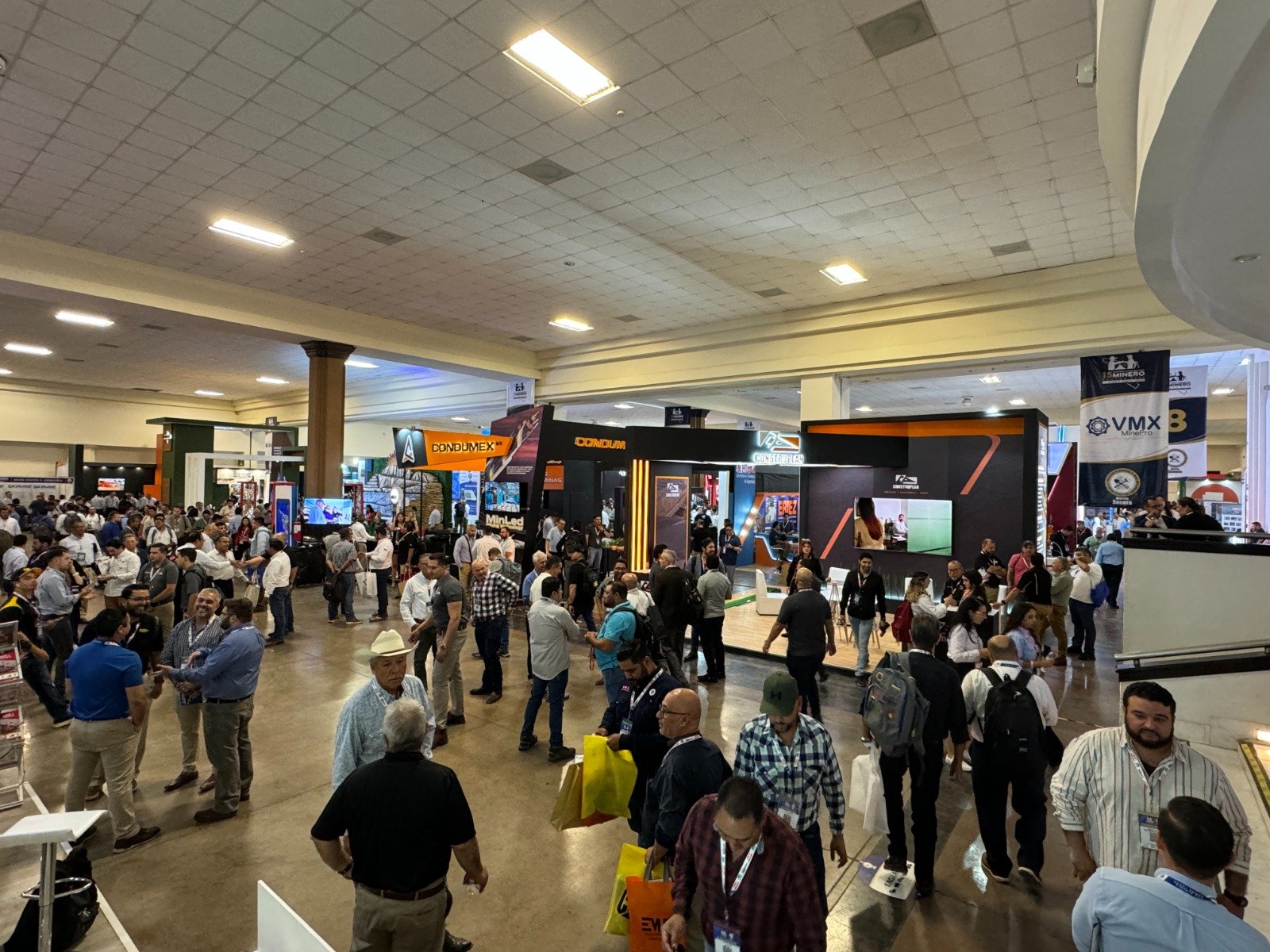Pasillos de la Expo Minera con stands de empresas del sector y asistentes