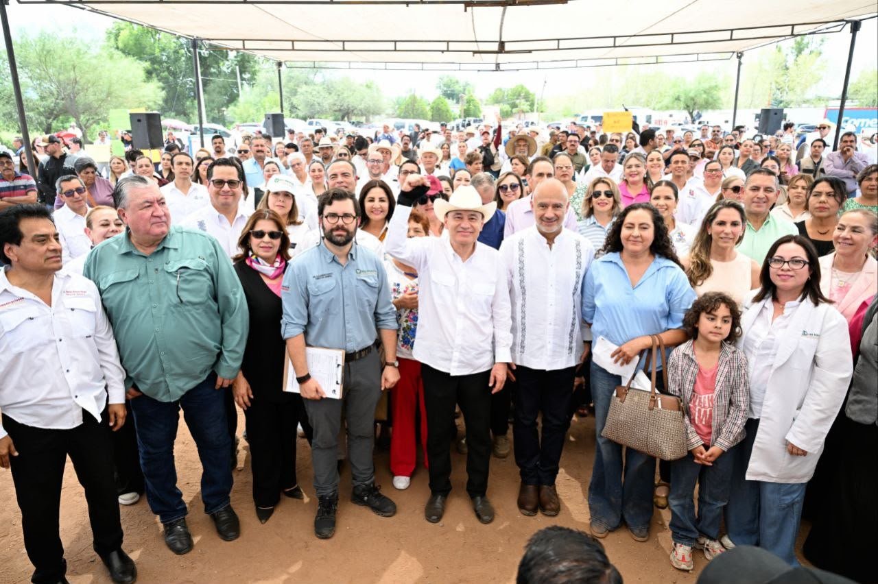 Autoridades estatales y federales junto a habitantes del Río Sonora en el arranque de obra