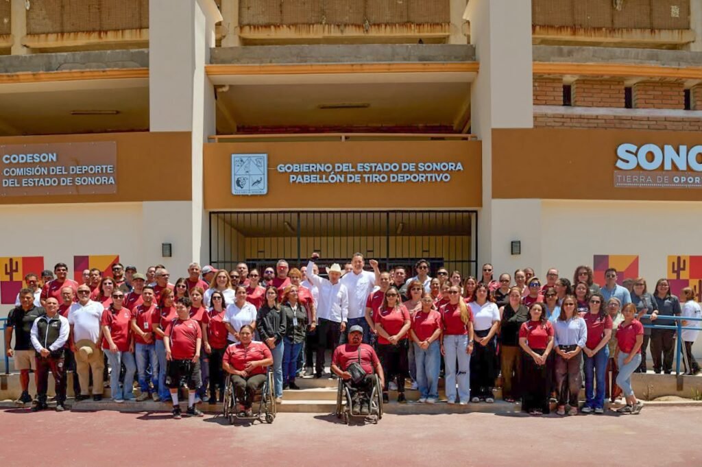 Autoridades estatales durante la entrega de la infraestructura deportiva en Hermosillo
