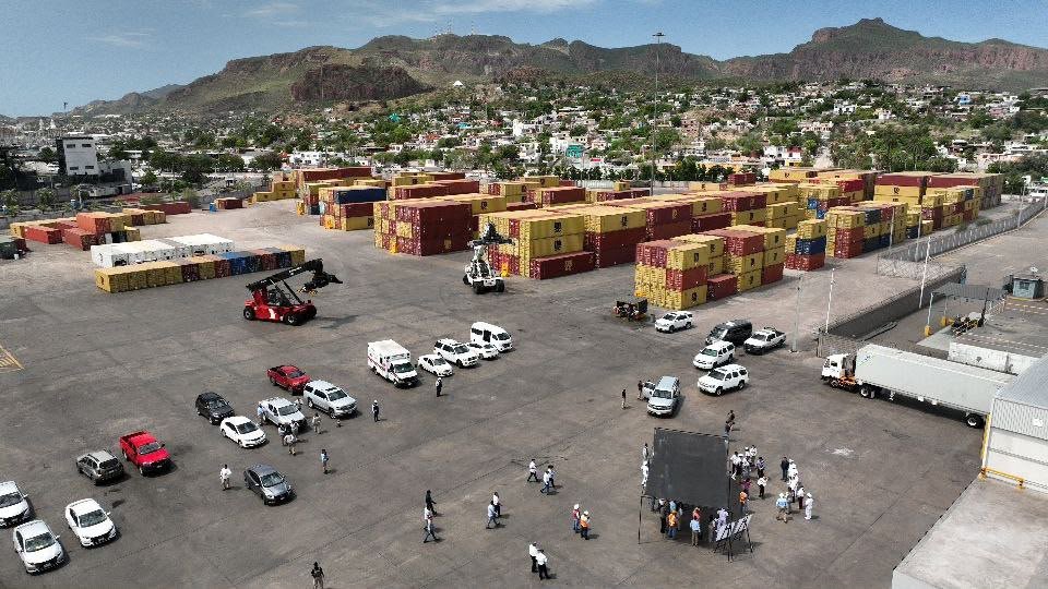 Patio de contenedores del Puerto de Guaymas visto desde el aire, con maquinaria de manejo de carga
