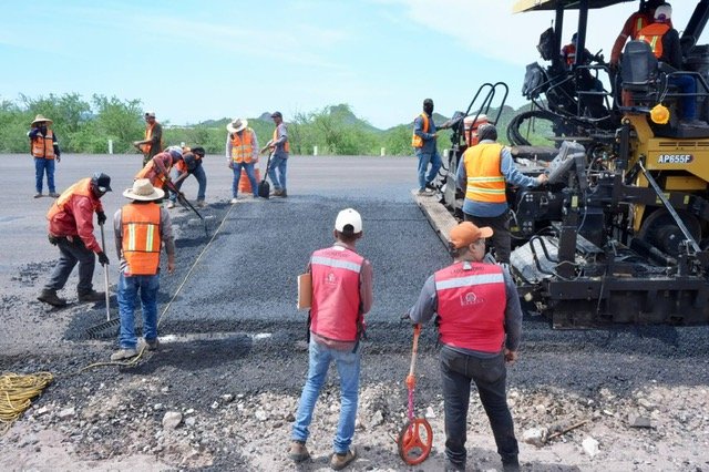 Trabajos de pavimentación en la carretera Guaymas-Chihuahua, Sonora