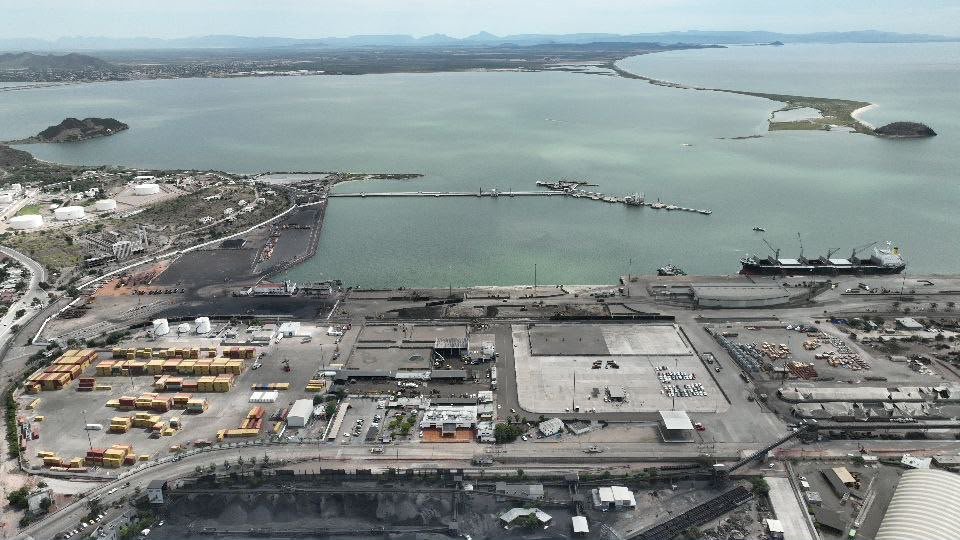 Vista aérea del Puerto de Guaymas con la zona de contenedores, los muelles y un buque atracado