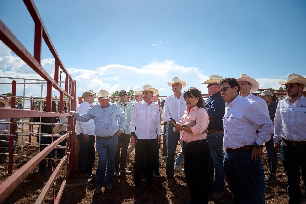 El gobernador Alfonso Durazo recorre los corrales de la estación cuarentenaria de Agua Prieta