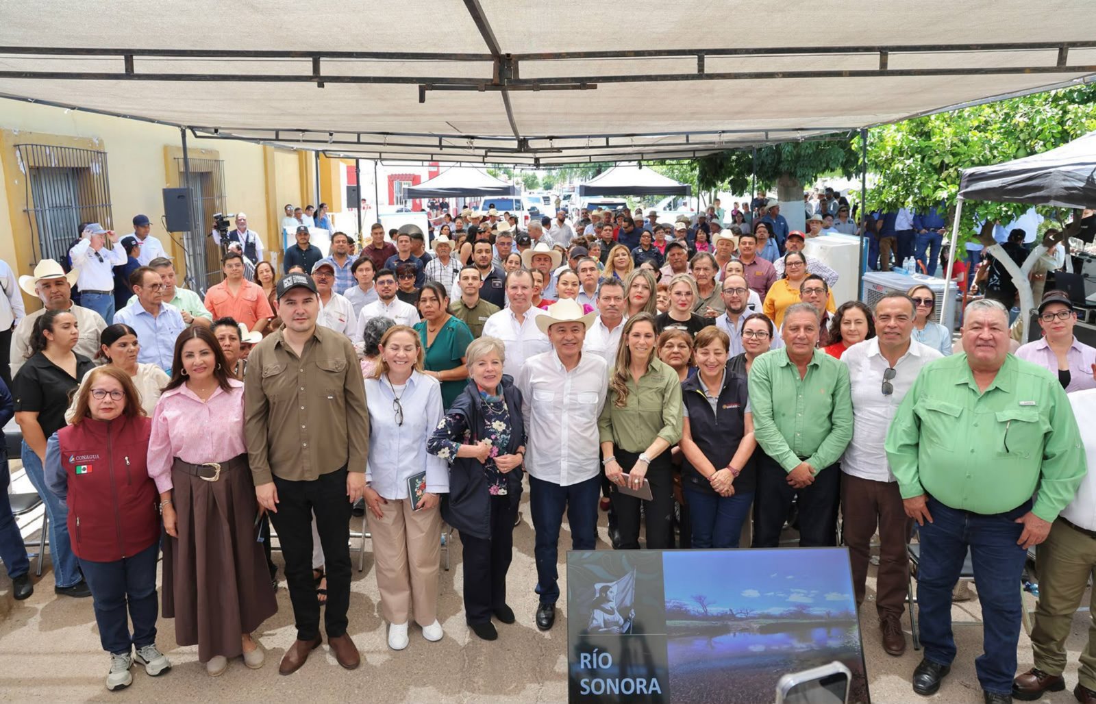 Autoridades y habitantes de los ocho pueblos del Río Sonora durante el arranque de los trabajos de remediación en Ures