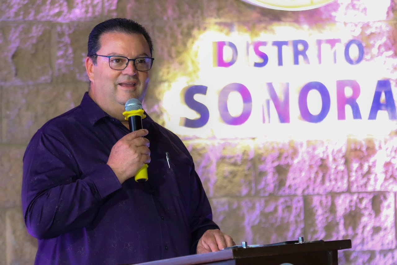 Roberto Sitten Ayala durante su intervención en el Distrito Sonora de la AIMMGM