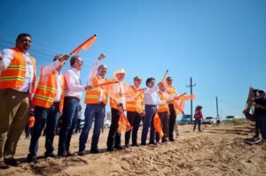 Autoridades ondean banderas durante el banderazo de arranque de la modernización de la carretera Sonoyta-Puerto Peñasco
