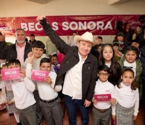 El gobernador Alfonso Durazo con estudiantes que muestran sus tarjetas de Becas Sonora de Oportunidades