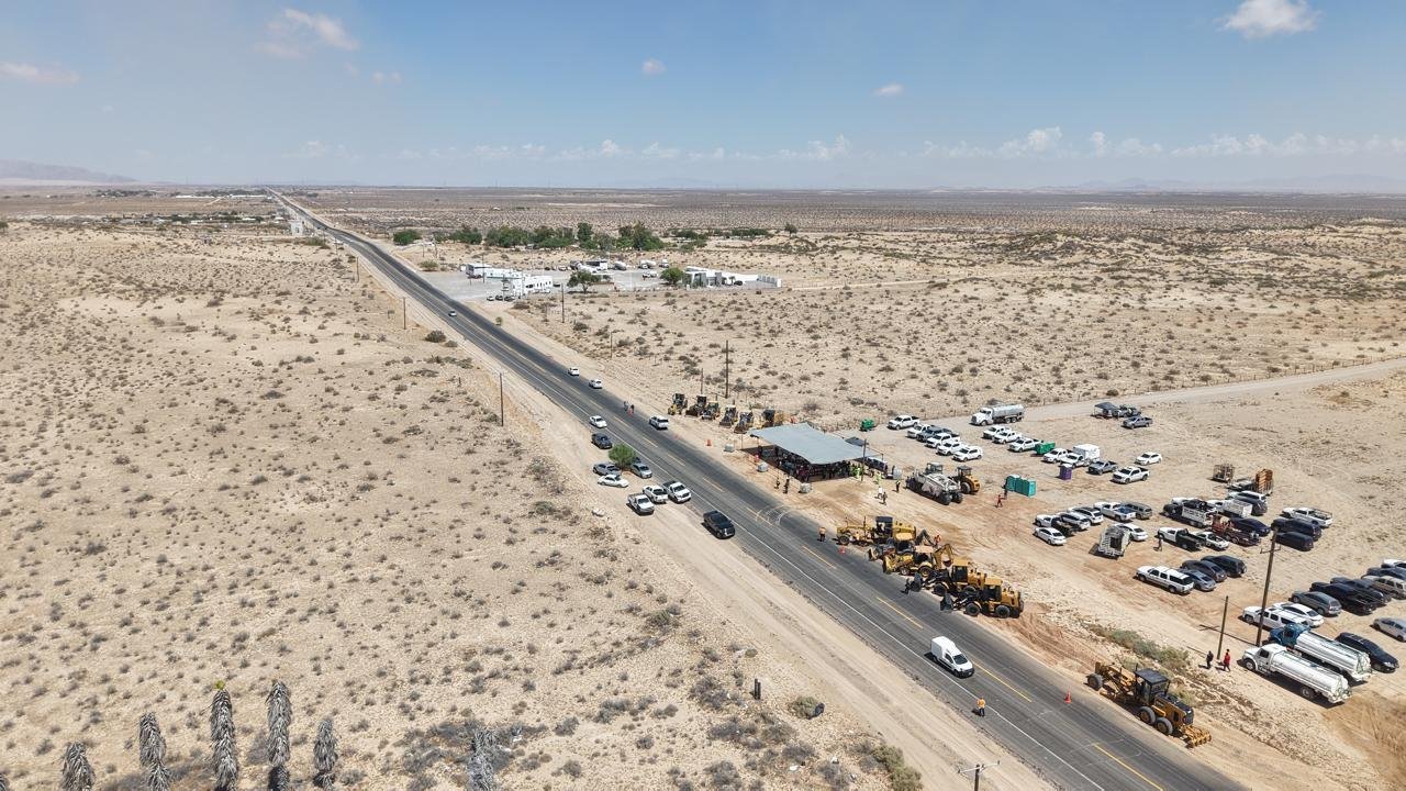 Vista aérea de la carretera Sonoyta-Puerto Peñasco cruzando el desierto, con el sitio del arranque de obra