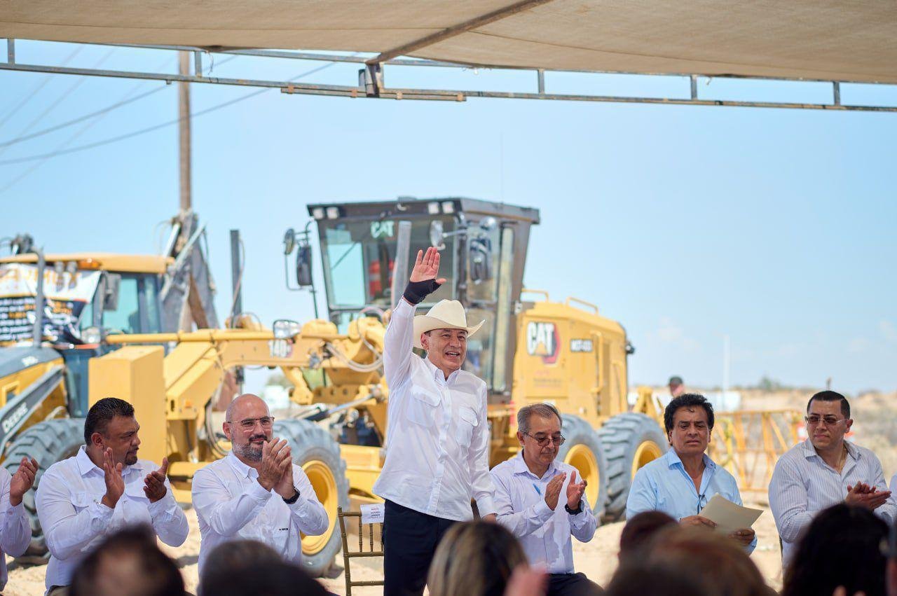 El gobernador Alfonso Durazo Montaño saluda a los asistentes al arranque de la modernización de la carretera