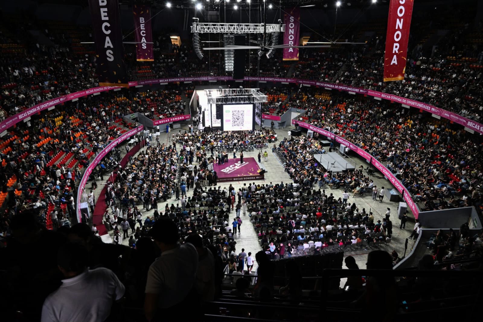 Arena llena de estudiantes y familias en un evento de entrega de Becas Sonora de Oportunidades