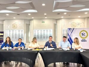 Presídium de la reunión entre el Comité Organizador del 16 Congreso Internacional Minero Sonora 2026 y la Asociación de Hoteles y Moteles de Hermosillo, ante el backdrop de la AIMMGM Distrito Sonora