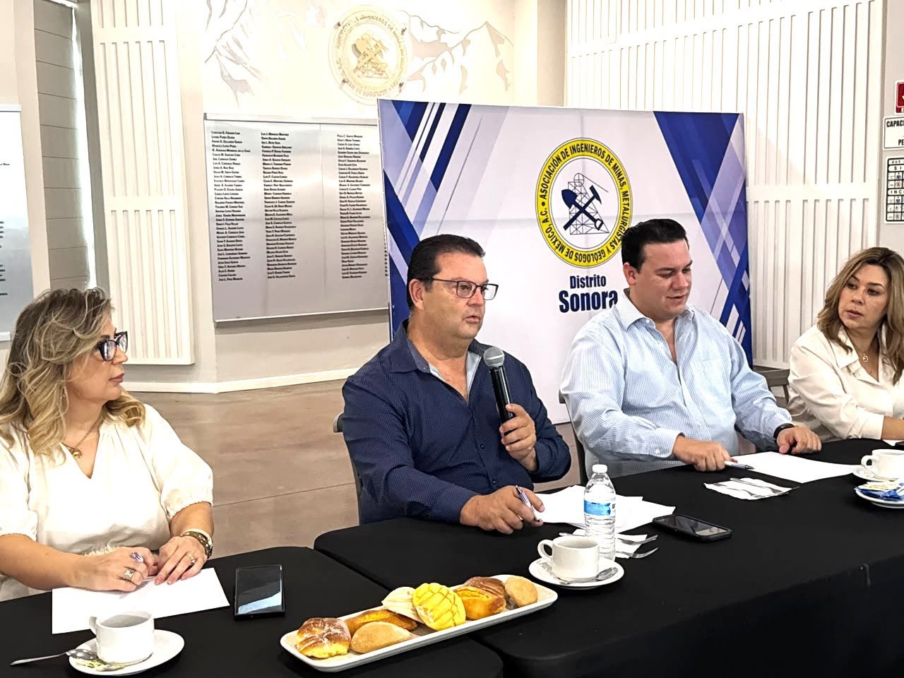 Roberto Sitten Ayala, presidente de la AIMMGM Distrito Sonora, habla con micrófono durante la reunión de trabajo con el sector hotelero