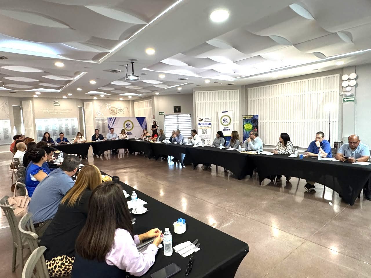Vista general de la mesa de trabajo entre representantes del sector minero y del gremio hotelero de Hermosillo