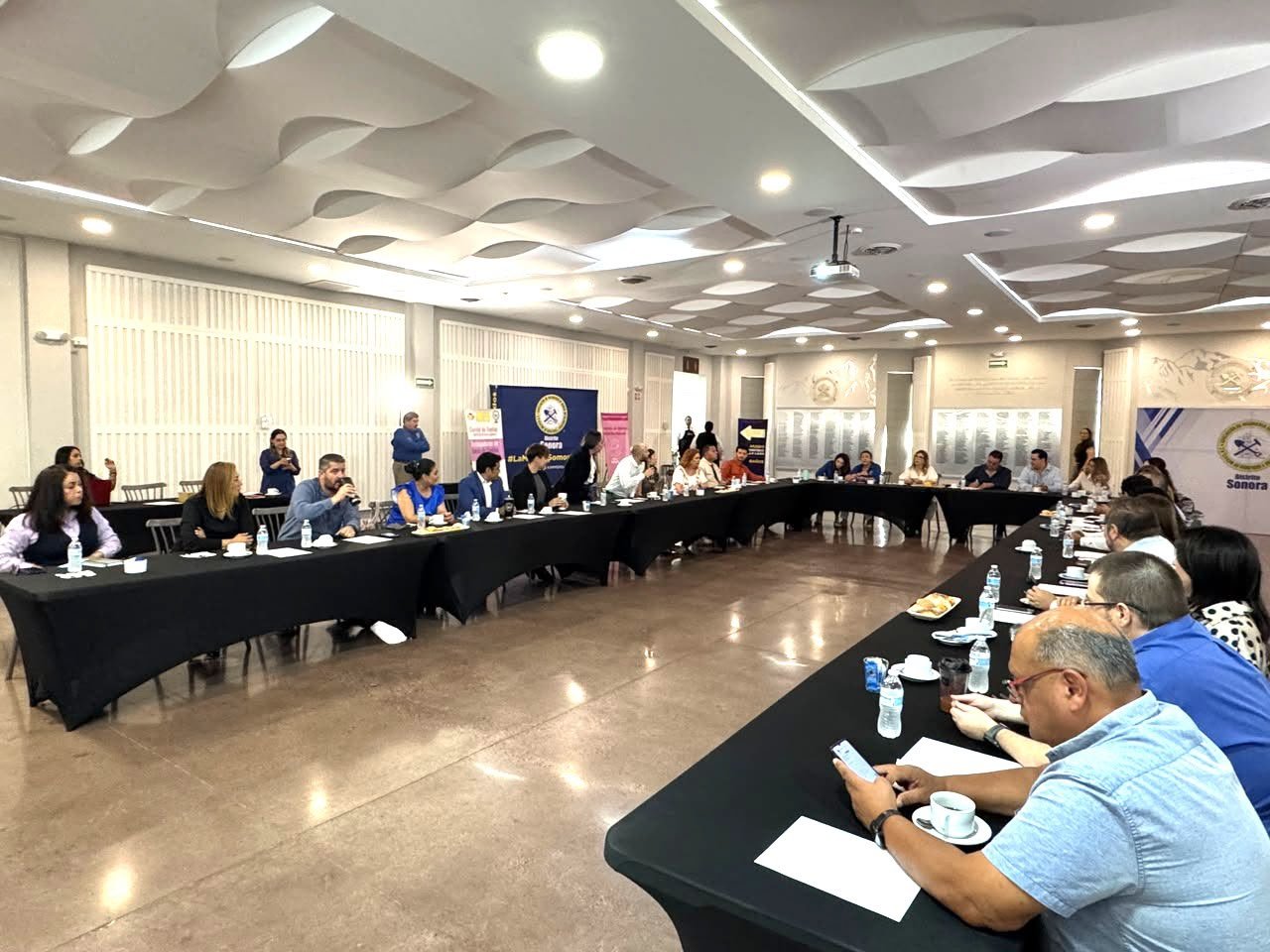 Asistentes a la reunión de coordinación para el hospedaje del 16 Congreso Internacional Minero Sonora 2026