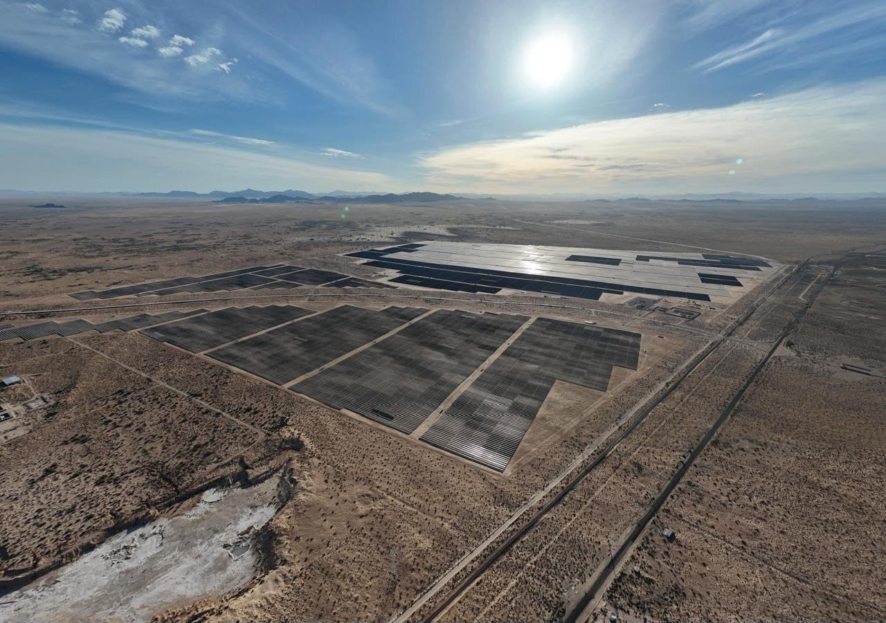 Vista aérea de los campos de paneles solares bajo el sol del desierto sonorense