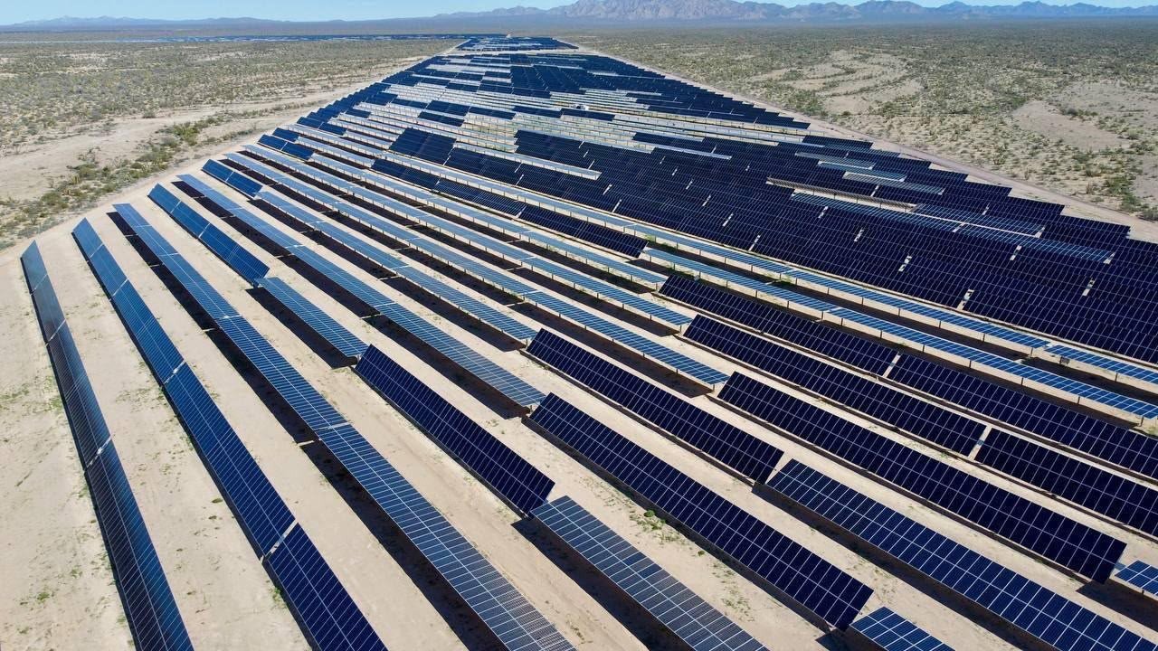 Filas de paneles solares de la planta fotovoltaica vistas desde el aire