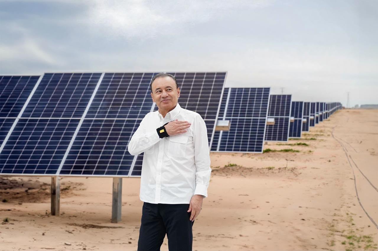 El gobernador Alfonso Durazo Montaño de pie frente a una fila de paneles solares