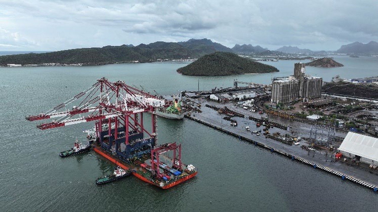 Las grúas de pórtico sobre la barcaza frente a los muelles del Puerto de Guaymas