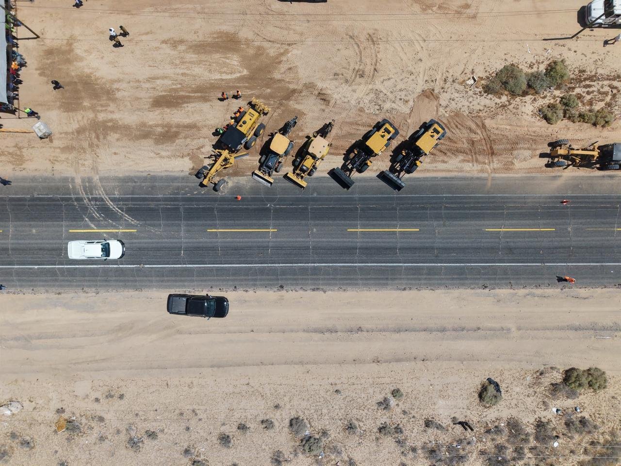 Vista cenital de la maquinaria de construcción desplegada junto a la carretera Sonoyta-Puerto Peñasco