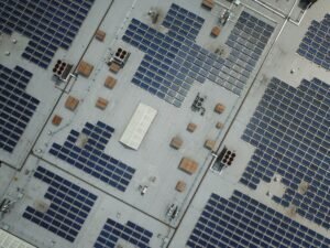 Paneles solares en techos industriales reducen costos un 40%