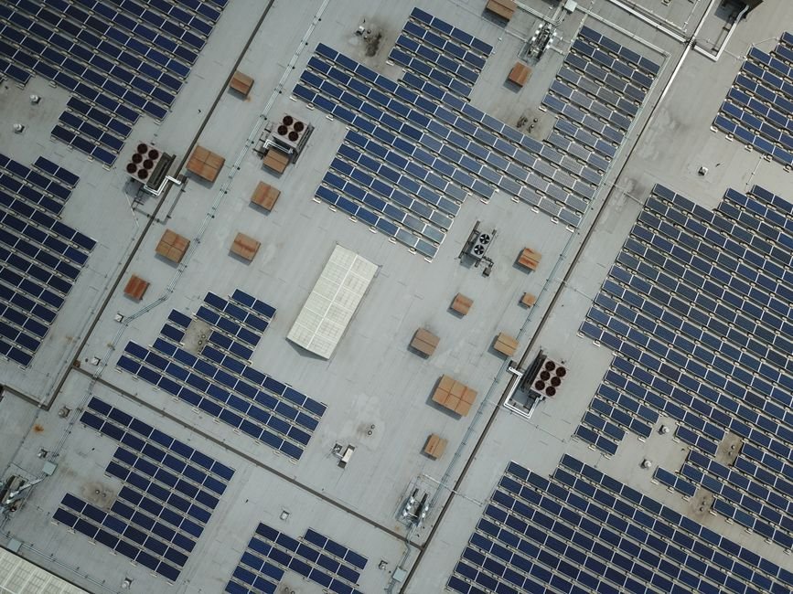 Paneles solares en techos industriales reducen costos un 40%