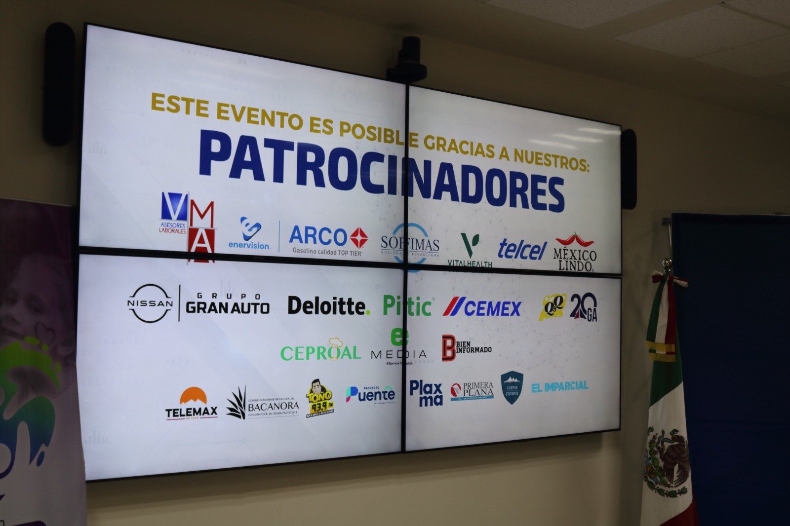 Pantalla con los patrocinadores del Foro Empresarial “Ideas en Movimiento” 2026 de COPARMEX Sonora Norte