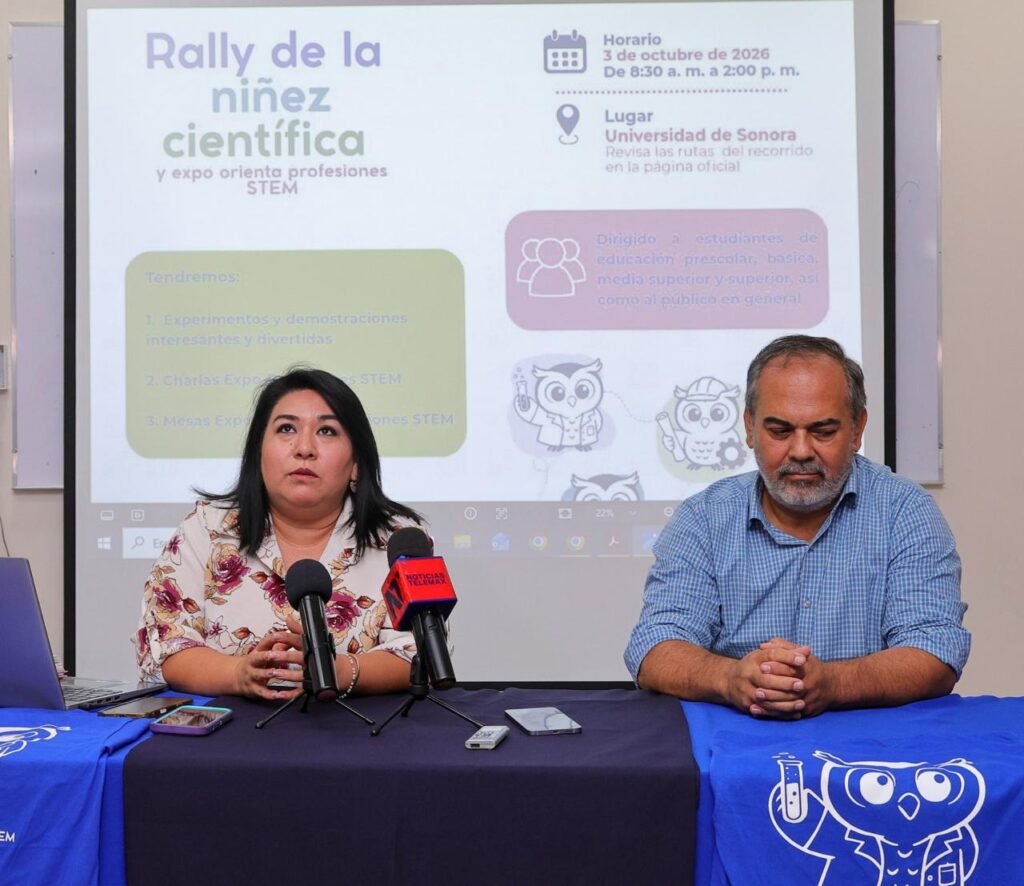Conferencia de prensa del Rally de la Niñez Científica y Expo Profesiones STEM 2026; al fondo se proyecta el cartel del evento.