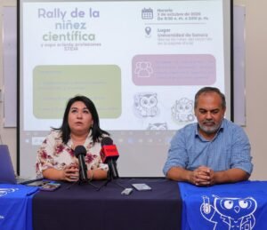 Conferencia de prensa del Rally de la Niñez Científica y Expo Profesiones STEM 2026; al fondo se proyecta el cartel del evento.