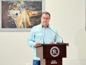 Roberto Sitten Ayala habla en el pódium de la AIMMGM Distrito Sonora