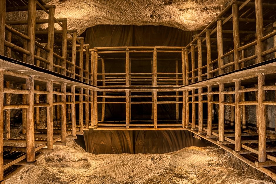 underground mine engineering stabilization with steel mesh and rock bolts