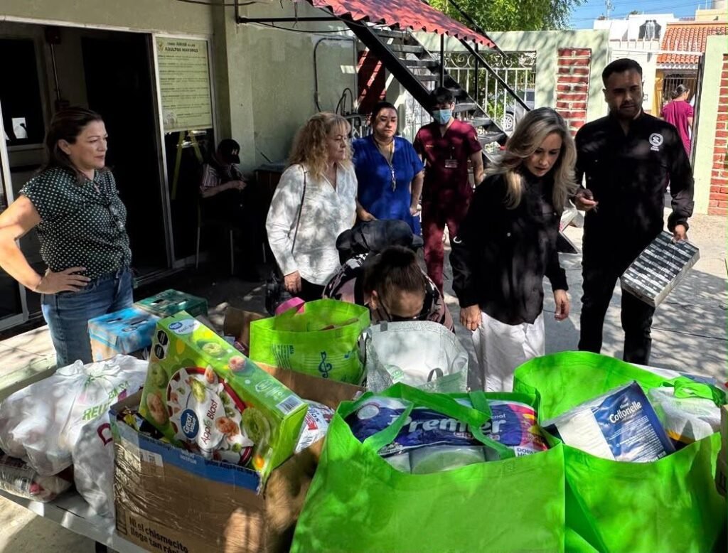 Integrantes del comité y personal de la institución revisan bolsas y cajas con víveres.