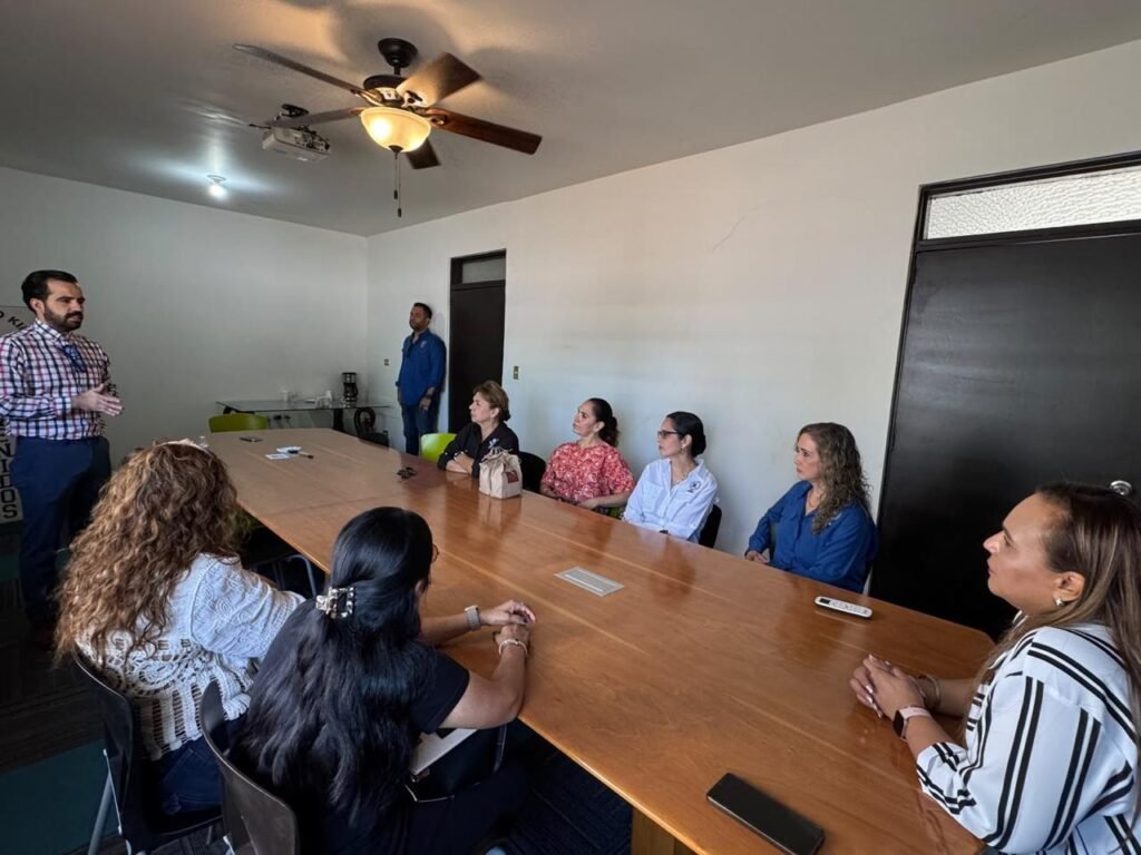 Integrantes del comité escuchan una exposición en una sala de juntas.