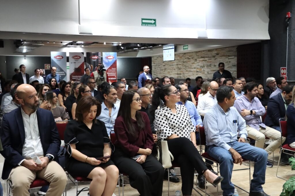 Empresarios, académicos y funcionarios en el lanzamiento de Alianza BIM Sonora